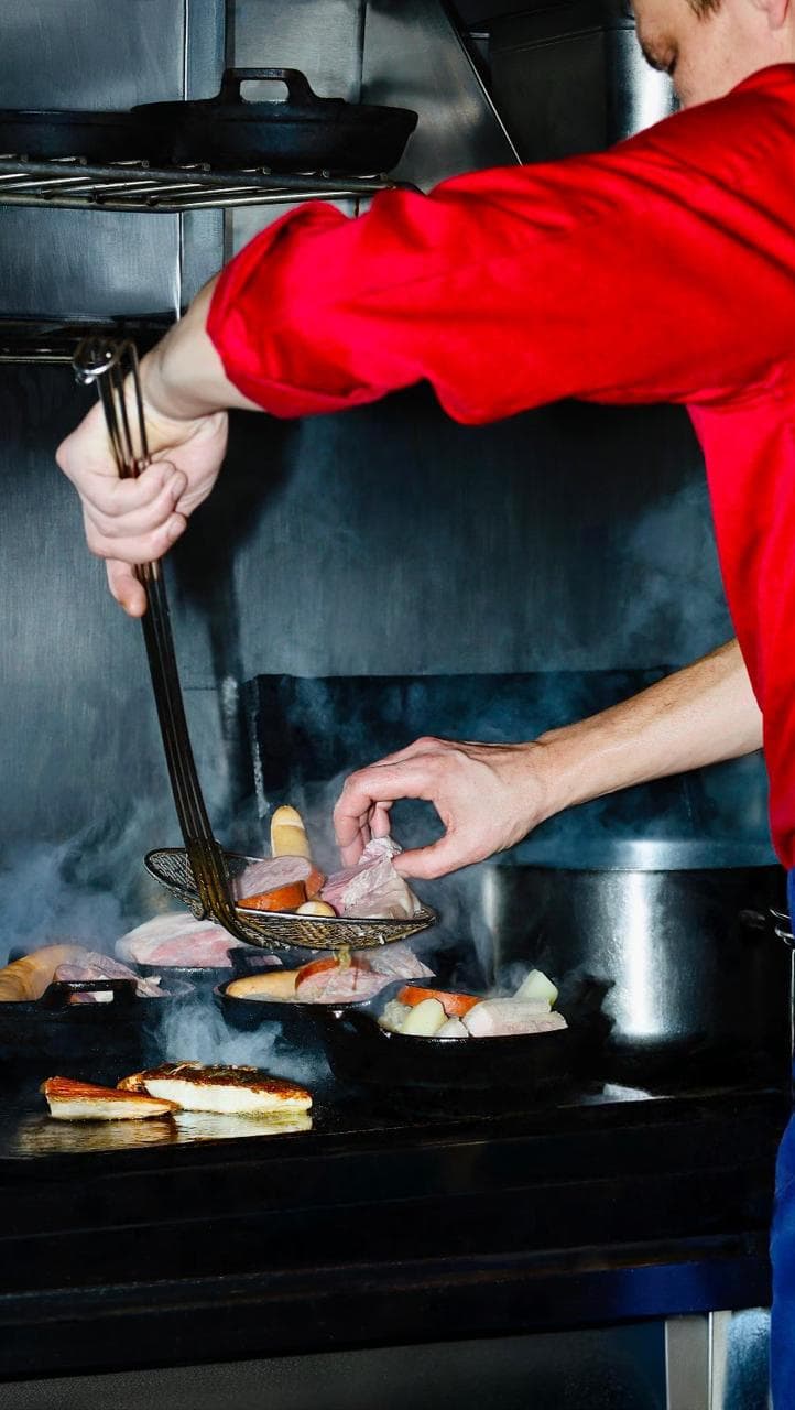 Chef au grill, Le Dalou, Paris