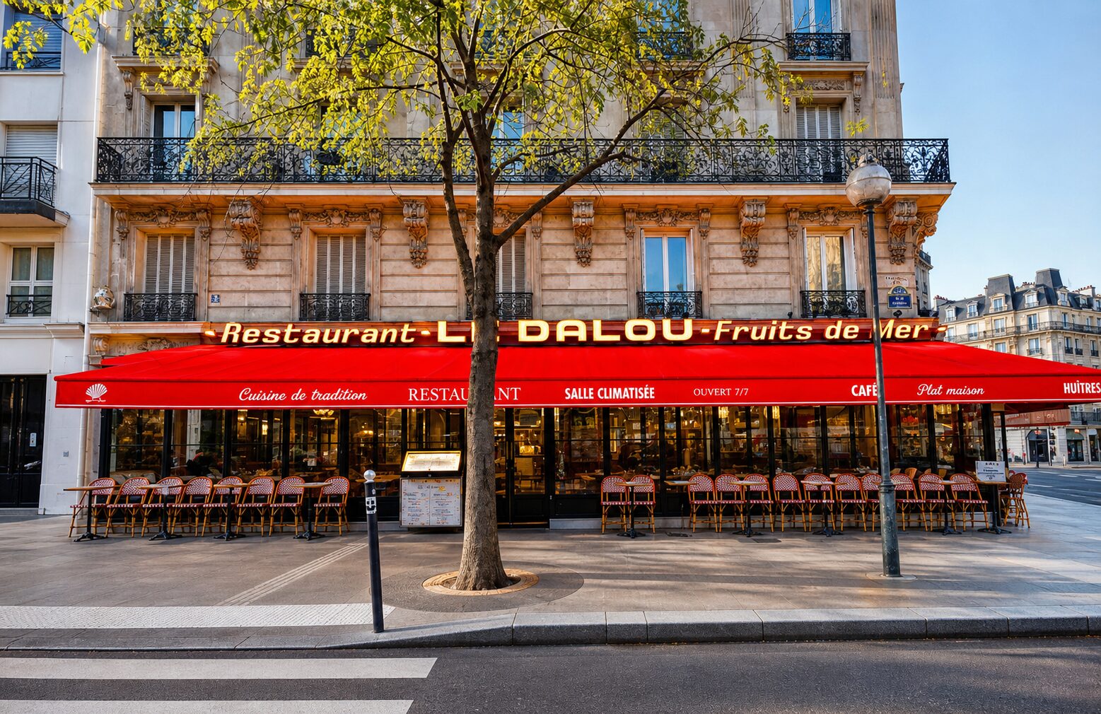 Façade du Dalou, auvent rouge, terrasse Place de la Nation